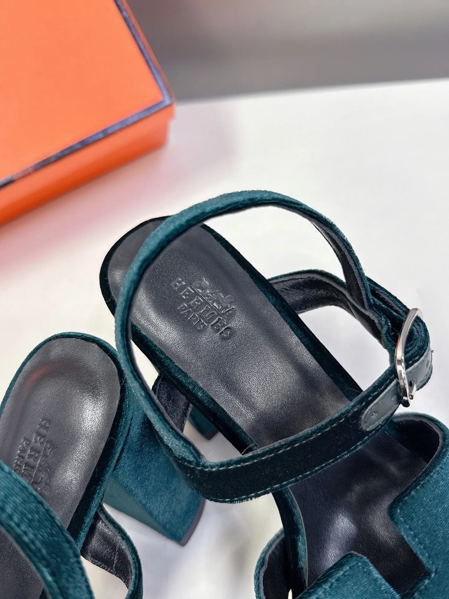 👟👟Ex-factory price 620👟👟 Hermès new spring and summer high-heeled sandals 🧡Upper: imported first-layer suede cowhide, mixed lambskin for feet, original leather outsole. You get what you pay for, genuine materials, whether it is leather, last shape, sole, or craftsmanship, all are consistent with ZP❗️ 🧡Suede high-heeled sandals, classic "H"-shaped upper with flexible ankle strap to highlight the slender ankle, about 9 cm high heels to reshape the body shape, genuine leather soles to enhance style, simple and smooth design, creating a fashionable and feminine look.  🧡Size: 35-39 yards (40 can be customized with no return or exchange) 🧡Color: multi-color 🧡Heel height: about 9 cm at the heel and 2 cm at the bottom